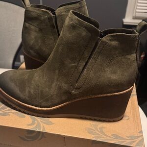 Soffit Emeree Olive Green Suede Wedge Ankle Booties